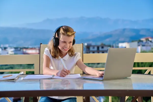 Ragazza bambino 10, 11 anni che studia a casa online — Foto Stock