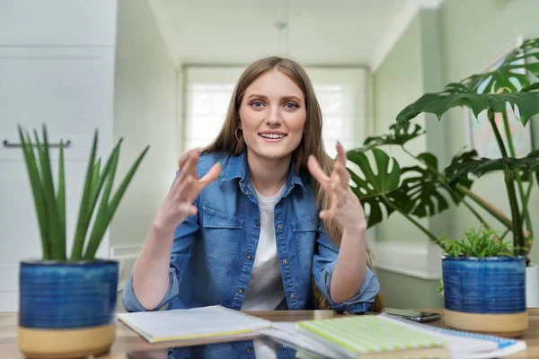 Positivt leende kvinnlig universitetsstudent talar tittar på webbkamera, hemma. — Stockfoto