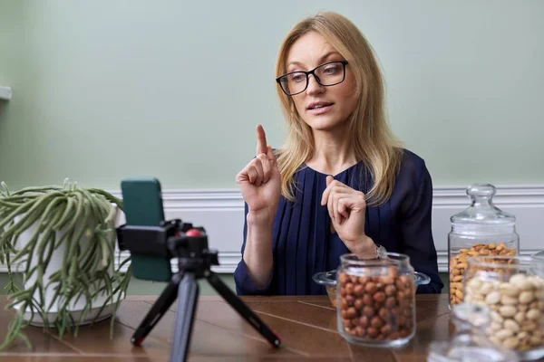 Vrouw opnemen van video over noten, voeding, gezond voedsel. — Stockfoto