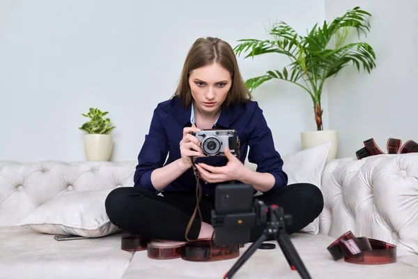 Νεαρή γυναίκα φωτογράφος με vintage κάμερα εγγραφής βίντεο στο smartphone — Φωτογραφία Αρχείου