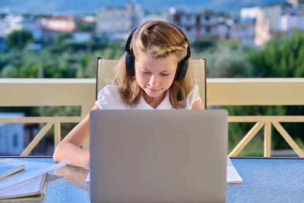 Ragazza bambino 10, 11 anni che studia a casa online — Foto Stock
