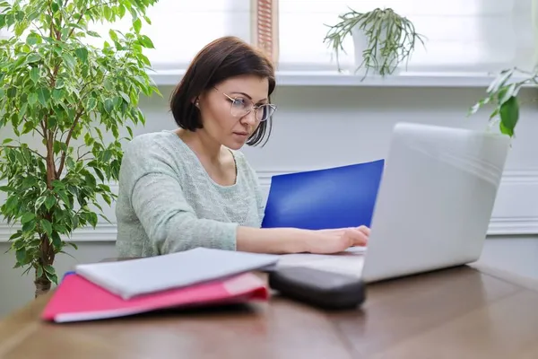 Donna d'affari che lavora a casa online utilizzando il computer portatile. — Foto Stock
