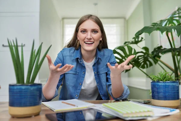 Pozytywnie uśmiechnięta studentka rozmawiająca z kamerką internetową, w domu. — Zdjęcie stockowe