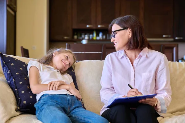 Leende positiv barn flicka och kvinnlig psykolog lärare vid sessionen — Stockfoto