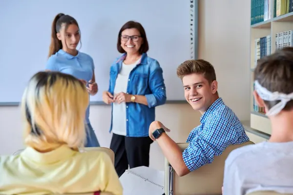 Lección en aula con pantalla digital para grupo de adolescentes —  Fotos de Stock