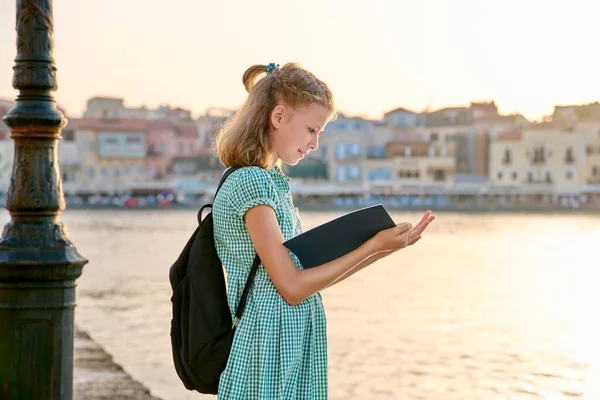 Κορίτσι παιδί νεαρός φοιτητής με σακίδιο ανάγνωση σχολείο σημειωματάριο, υπαίθριο — Φωτογραφία Αρχείου