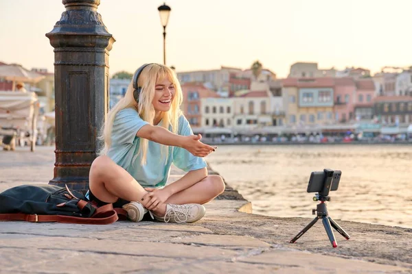Підлітковий жіночий блогер записує відеоконтент, розмовляє з послідовниками за допомогою смартфона — стокове фото