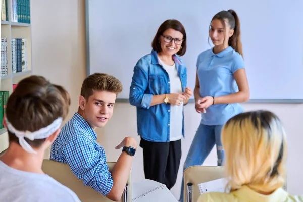 Leçon en classe avec écran numérique pour groupe d'adolescents — Photo