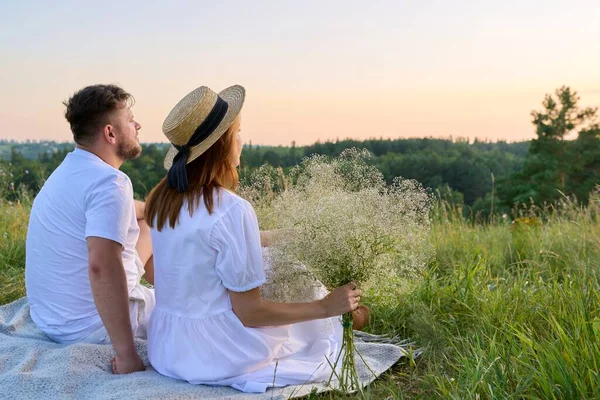 Gyönyörű romantikus felnőtt pár néz a horizonton, természet másolás tér — Stock Fotó