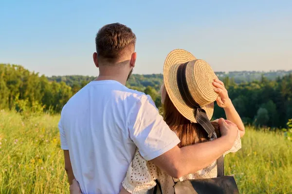 Hátsó nézet, boldog középkorú pár nézi a horizontot a nyári természet — Stock Fotó