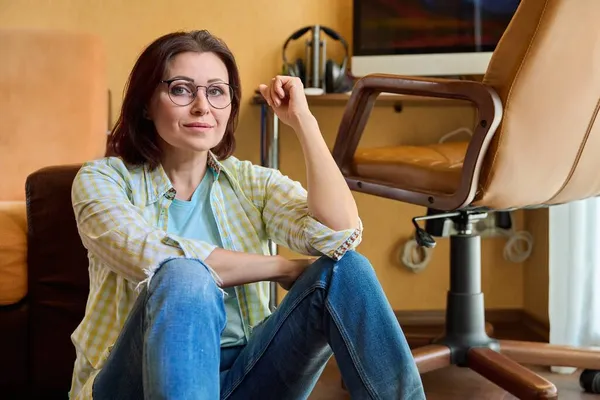Middelbare vrouw freelancer, werkplek in het thuiskantoor — Stockfoto