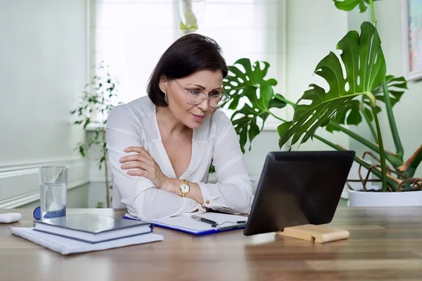 Zakelijke vrouw, mentor, sociaal werker die op afstand werkt, gebruikmakend van een digitale tablet — Stockfoto