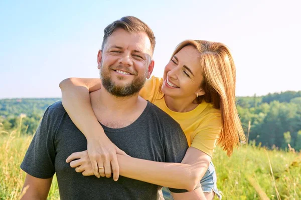 Retrato de feliz adulto abrazando pareja en verano día soleado —  Fotos de Stock