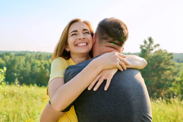 Retrato de casal abraço adulto feliz no dia ensolarado de verão — Fotografia de Stock