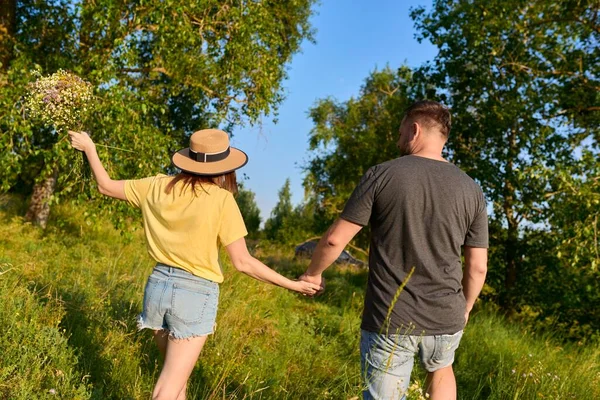 Boldog romantikus középkorú pár, séta együtt kéz a kézben, visszapillantás — Stock Fotó
