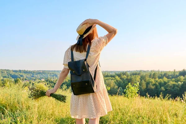 Retrovisore, donna con zaino in cappello godendo del paesaggio estivo della natura selvaggia — Foto Stock