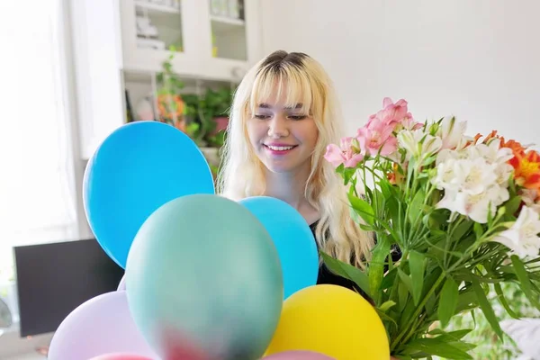 Retrato de adolescente cumpleañera con ramo de flores y globos en casa —  Fotos de Stock