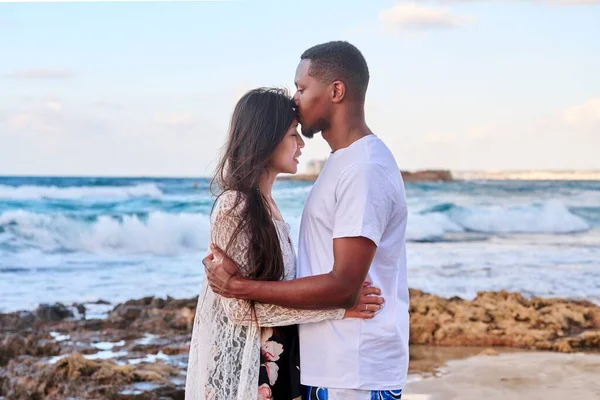 Beso de una pareja joven y cariñosa, fondo del cielo marino. —  Fotos de Stock