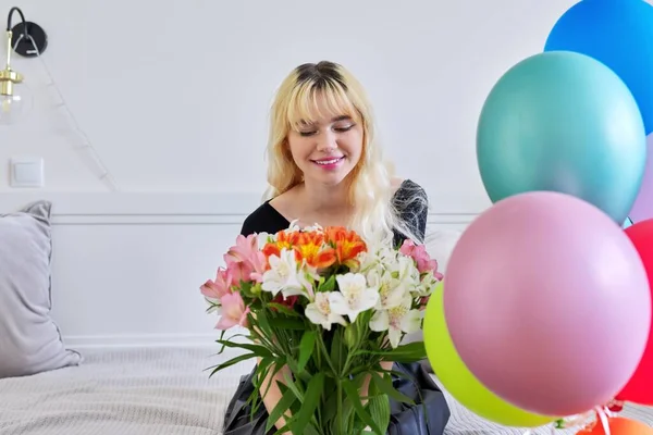 Retrato de adolescente cumpleañera con ramo de flores y globos en casa —  Fotos de Stock