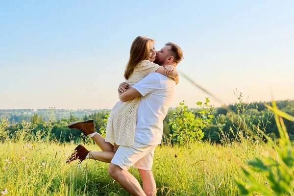 Feliz pareja de mediana edad divirtiéndose en un prado de verano —  Fotos de Stock