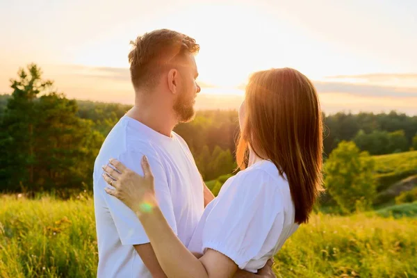 Retrato al aire libre de adulto feliz amante abrazo pareja —  Fotos de Stock