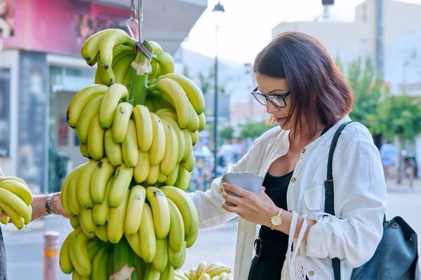 시장에서 바나나를 사는 여자들 — 스톡 사진