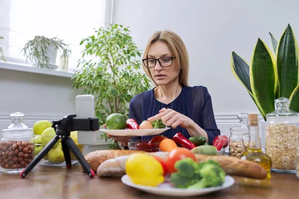 Жінка-дієтолог записує відео про здорову їжу, харчування — стокове фото