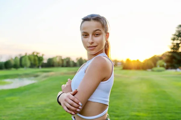 Utomhus porträtt av vackra tonåring leende flicka tittar på kameran. — Stockfoto