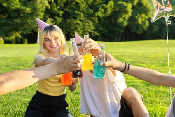 Parktaki çimlerin üzerinde ergen doğum günü partisi pikniği — Stok fotoğraf