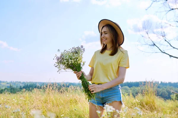 年轻的成年女子享受夏天，大自然，阳光普照的草地. — 图库照片