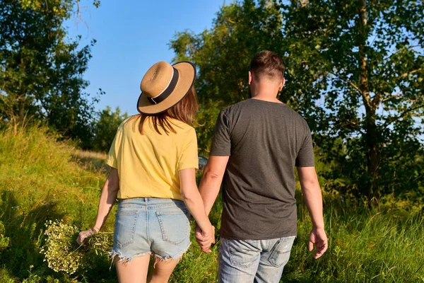 Glad romantisk medelålders par, gå tillsammans hålla händer, baksida — Stockfoto