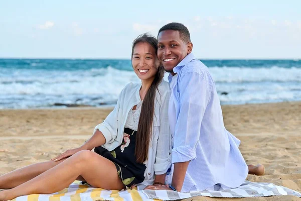 Retrato al aire libre de feliz pareja joven en la playa de arena — Foto de Stock