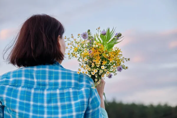 여름의 자연, 들꽃 꽃다발을 든 여자의 뒷모습 — 스톡 사진