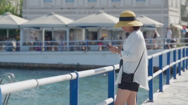 Kobieta w średnim wieku turystka w kapeluszu robi sobie selfie za pomocą smartfona — Wideo stockowe