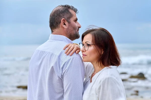 Outdoor portrait of mature couple hugging on the seashore — 图库照片