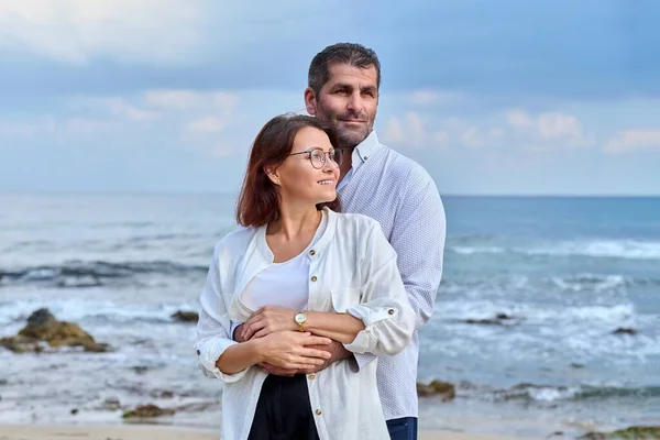 Retrato al aire libre de pareja adulta abrazándose en la orilla del mar — Foto de Stock