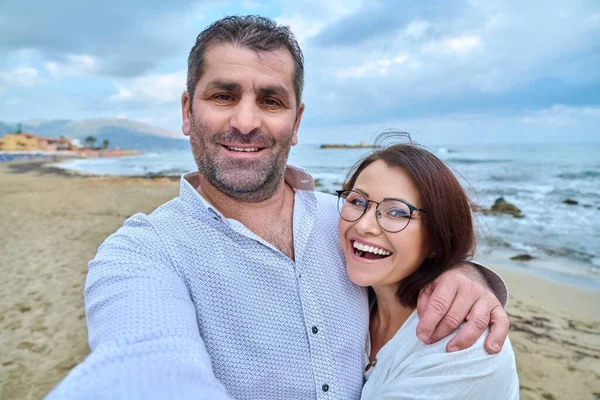 Feliz pareja madura tomando foto selfie en el teléfono inteligente. — Foto de Stock