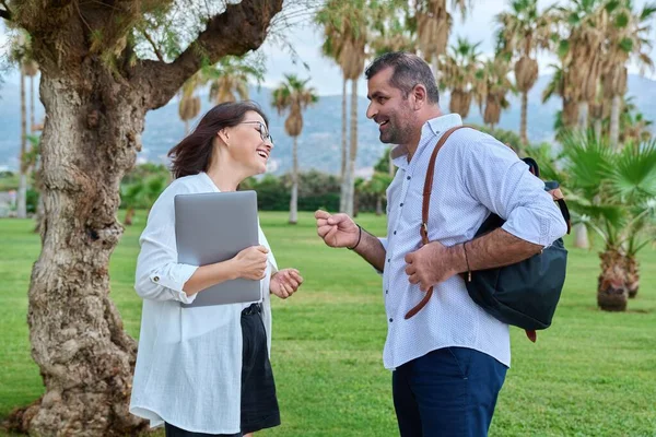 Geschäftspartner mittleren Alters unterhalten sich im Park — Stockfoto