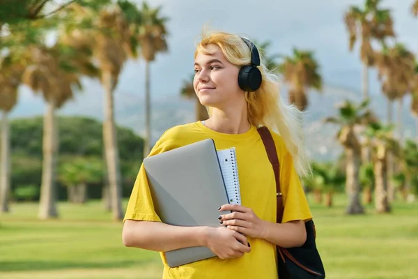 Retrato ao ar livre de adolescente estudante com mochila laptop. — Fotografia de Stock
