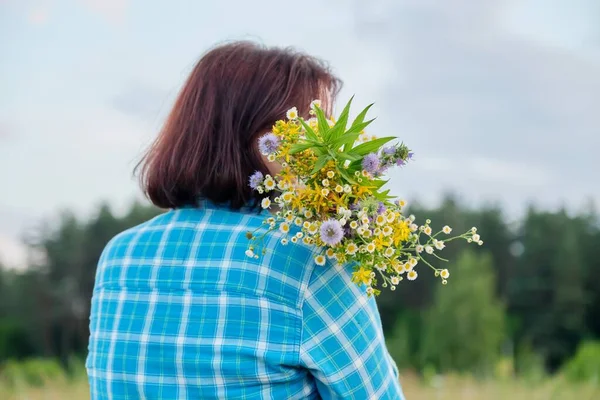여름의 자연, 들꽃 꽃다발을 든 여자의 뒷모습 — 스톡 사진