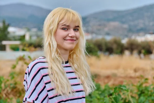 Kameraya bakan gülümseyen genç bir kızın açık hava portresi. — Stok fotoğraf