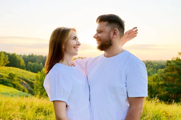 Retrato al aire libre de adulto feliz amante abrazo pareja —  Fotos de Stock