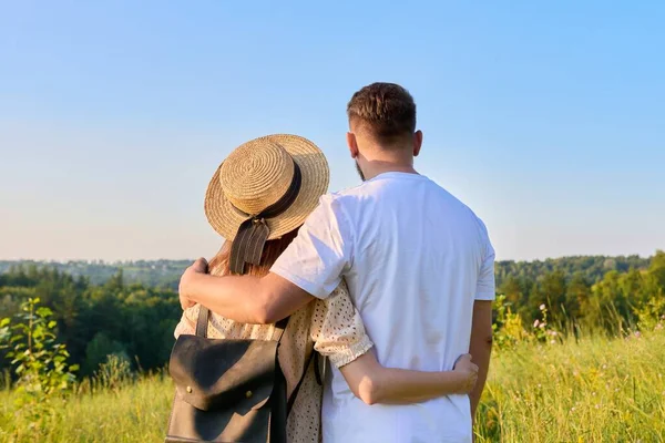 Vista trasera, feliz pareja de mediana edad mirando al horizonte en la naturaleza de verano —  Fotos de Stock