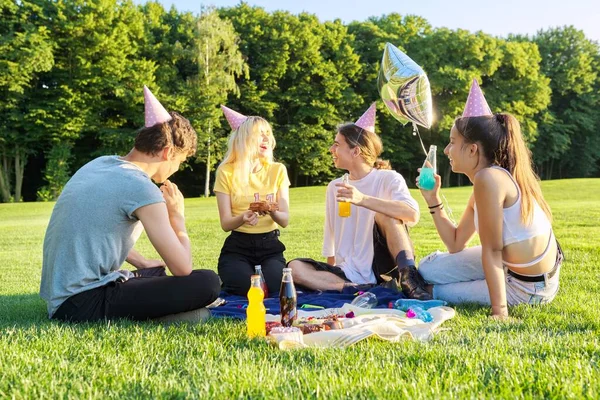 Piquenique de festa de aniversário adolescente na grama no parque — Fotografia de Stock