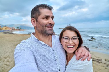 Mutlu olgun çift akıllı telefondan selfie çekiyor..