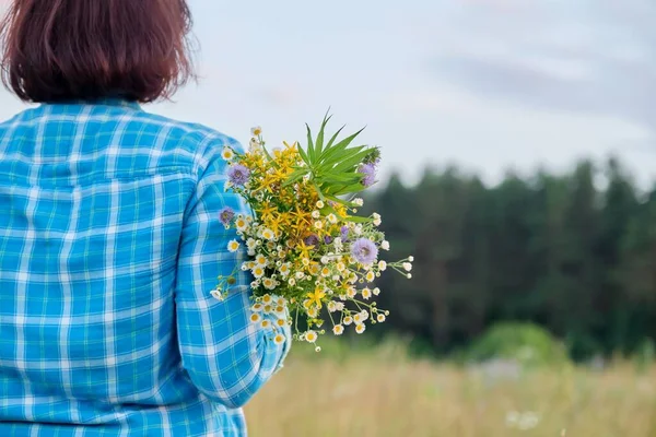 여름의 자연, 들꽃 꽃다발을 든 여자의 뒷모습 — 스톡 사진