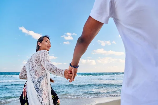 Szerető boldog pár, kéz a kézben sétálnak a parton — Stock Fotó