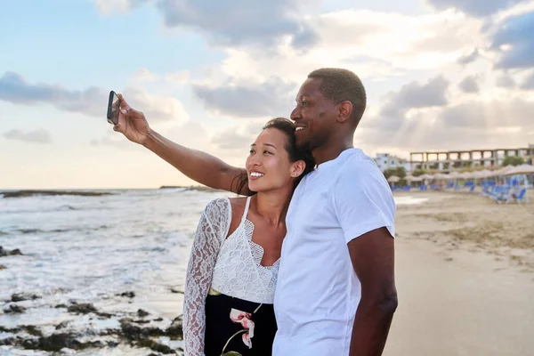 Ευτυχισμένο ζευγάρι ερωτευμένο βγάζοντας selfie μαζί σε smartphone, στην παραλία — Φωτογραφία Αρχείου