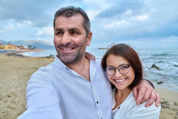 Feliz pareja madura tomando foto selfie en el teléfono inteligente. —  Fotos de Stock