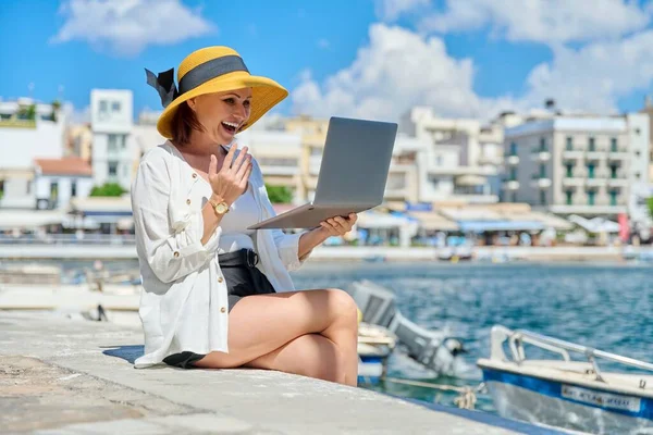 Portrait of woman in hat with laptop talking on video communication using laptop — Φωτογραφία Αρχείου